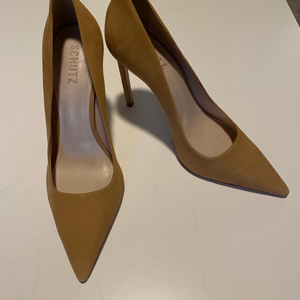 Amazing new Schultz mid heel, honey beig with bag.